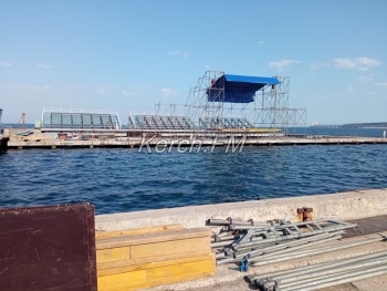 Керчь готовится ко Дню рыбака: на водной станции ставят сцену