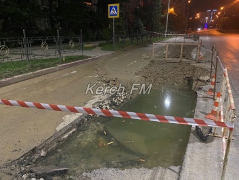 Новости » Общество: Отели не нужны: глубокий бассейн появился прямо на дороге в Керчи