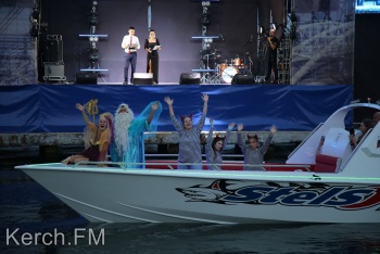 Нептун на катере поздравил керчан с Днём рыбака