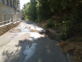 Новости » Общество: На Театральной в Керчи произошел порыв канализации