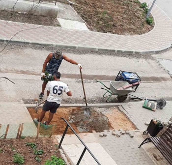 Во дворе инвалида-колясочника в Керчи восстановили тротуар