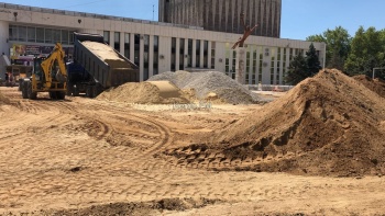 Новости » Общество: На площади у ДК «Корабел» трамбуют песок и щебень, скоро появится плитка