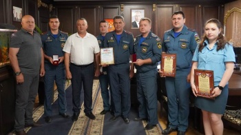 Городские награды вручили сотрудникам пожарного надзора Керчи