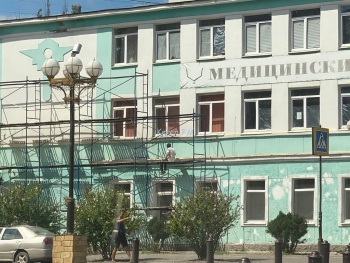 Новости » Общество: В Керчи приступили к ремонту фасада здания медицинского колледжа
