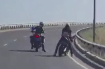 Новости » Криминал и ЧП: Молодой мотоциклист устроил гонки с мотопатрулем в Крыму (видео)