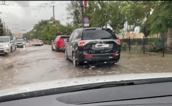 Небольшой дождь - и центральные улицы Керчи оказались в воде