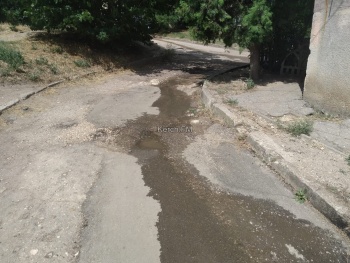 Новости » Коммуналка: Керчане жалуются на канализацию, текущую пятый день между жилых домов