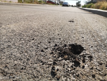 Новости » Общество: На новом асфальте старого двора в Керчи появились «прыщи»