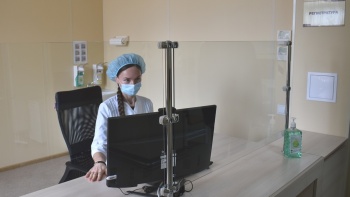 Новости » Общество: В больницы Крыма вернули масочный режим и социальную дистанцию