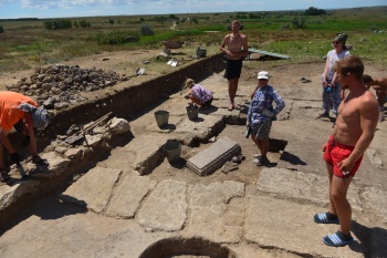 Новости » Общество: Мраморный алтарь и жертвенный стол нашли археологи под Керчью