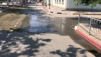 Новости » Коммуналка: На перекрестке Пирогова-Госпитальная чистая вода залила дорогу