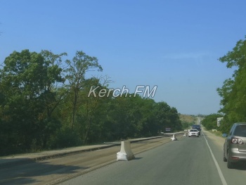 Новости » Общество: Одна полоса при въезде в Керчь перекрыта: водители едут по обочинам и по встречке