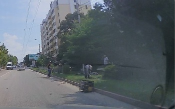 Новости » Общество: Вдоль дороги по ул. Свердлова восстанавливают ограждения