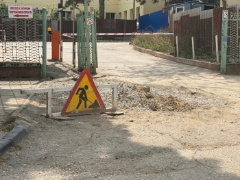 Новости » Общество: Водоканал Керчи оставил после своих работ очередную яму на дороге