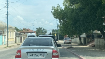 Новости » Общество: Обгон через сплошную и по тротуару: водители в Керчи не хотят стоять в пробках