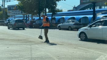 Новости » Общество: В Керчи около автовокзала осужденные чистили дорогу