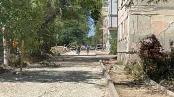 Установили бордюры, засыпали щебень – ремонт дороги по ул. Тенистой