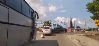 Новости » Криминал и ЧП: Из-за аварии у горбольницы в Керчи не могут разъехаться автобусы