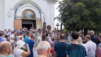 Новости » Общество: Верующие в Керчи отмечают медовый спас