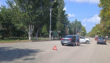Новости » Криминал и ЧП: В Керчи на Генерала Петрова произошла авария