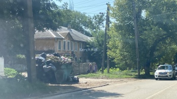 Новости » Общество: Керчане жалуются на горы мусора на ул. Мирошника