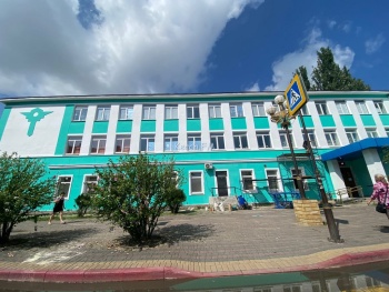 Новости » Общество: В Керчи завершают работы по ремонту фасада здания медицинского колледжа