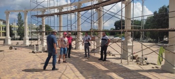 Ко Дню города в Керчи хотят открыть колоннаду на площади Ленина