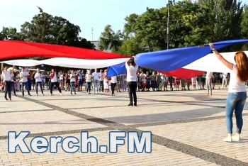 Новости » Общество: В Керчи развернут самый большой флаг РФ