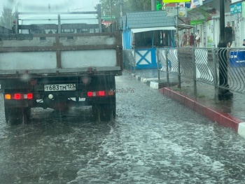 Новости » Общество: Небольшой дождь и дороги в Керчи уже по бордюры в воде