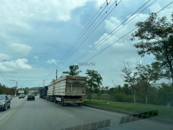 Новости » Общество: Водители, внимательнее: на Камыш- Бурунском шоссе стоят фуры