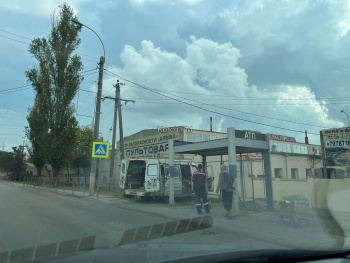 В Керчи ремонтируют остановочный павильон на АТП