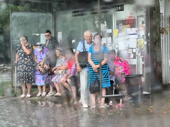 На новой остановке на автовокзале керчанам негде укрыться от дождя
