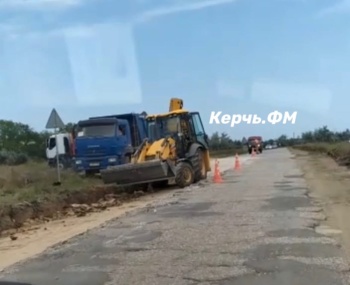 Новости » Общество: Дорогу из Керчи в Приозерное начали ремонтировать