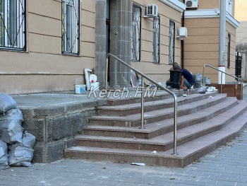 Новости » Общество: При входе в Керченский городской суд ремонтируют крыльцо