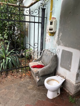 Керчане нашли «общественный туалет» в центре города под открытым небом
