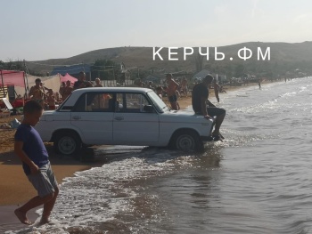 В Юркино водитель решил искупаться в море в автомобиле