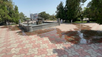 Новости » Общество: В Керчи фонтан в сквере Мира затопил пешеходную зону