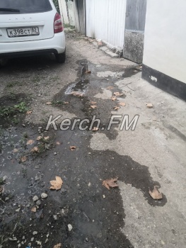 Новости » Общество: В керченском доме из-за отсутствия водоотведения канализация течет по улице
