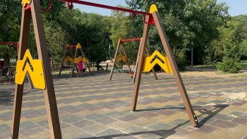 Новости » Общество: В Комсомольском парке пропали подвесные качели