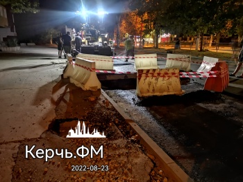 Новости » Криминал и ЧП: В Керчи самосвал с асфальтом провалился под дорогу