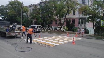 Новости » Общество: И днем, и ночью: в Керчи продолжают обновлять разметку на пешеходных переходах