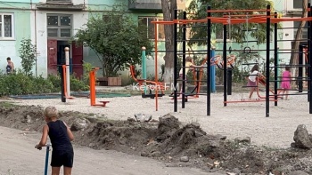 Новости » Общество: На Юных Ленинцев продолжают благоустраивать дворы