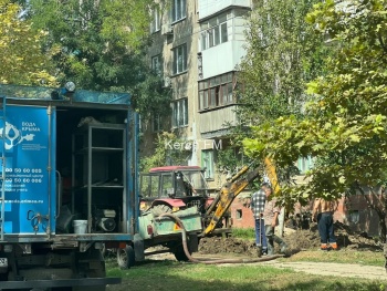 Новости » Общество: На Горького в Керчи устраняют порыв водовода