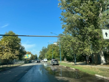 Новости » Общество: В Керчи на Пошивальникова – прорыв водовода