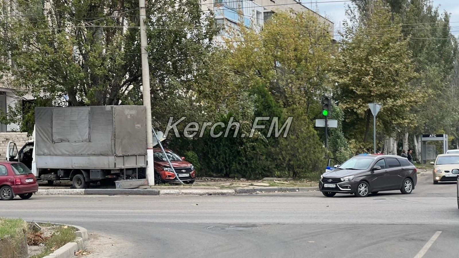 При аварии на перекрестке Горького-Фурманова автомобили выбросило на  пешеходную зону » Керчь.ФМ