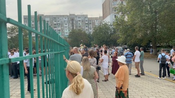 Новости » Общество: Родители первоклассников школы №26 в Керчи встретили первое сентября под забором