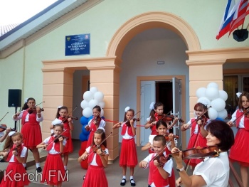 Новости » Общество: Музыкальную школу № 2 в Керчи вновь открыли после ремонта