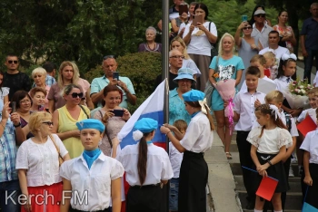 Новости » Общество: Учебная неделя в крымских школах будет начинаться с поднятия флага РФ