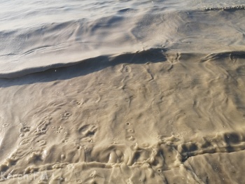 Новости » Общество: Море в Юркино стало похоже на разлитый бетон
