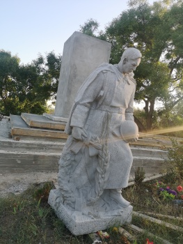 Новости » Общество: Реконструкция памятника Челядинову  и мемориала у братской могилы в Капканах замерла